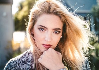 Imagen mujer rubia en galeria 01