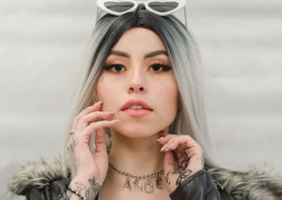 mujer con pirsin
